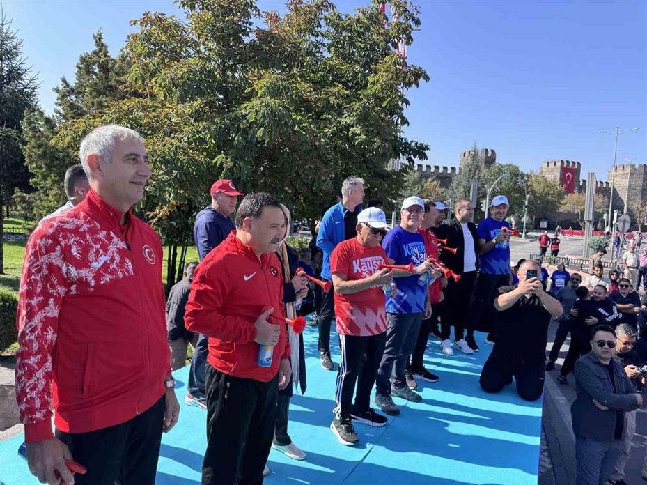 Kayseri 6. Yarı Maraton’da Halk Koşusu protokolün startı ile başladı