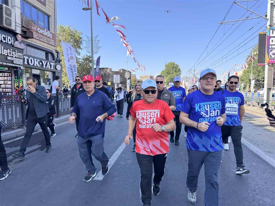 Kayseri 6. Yarı Maraton’da Halk Koşusu protokolün startı ile başladı