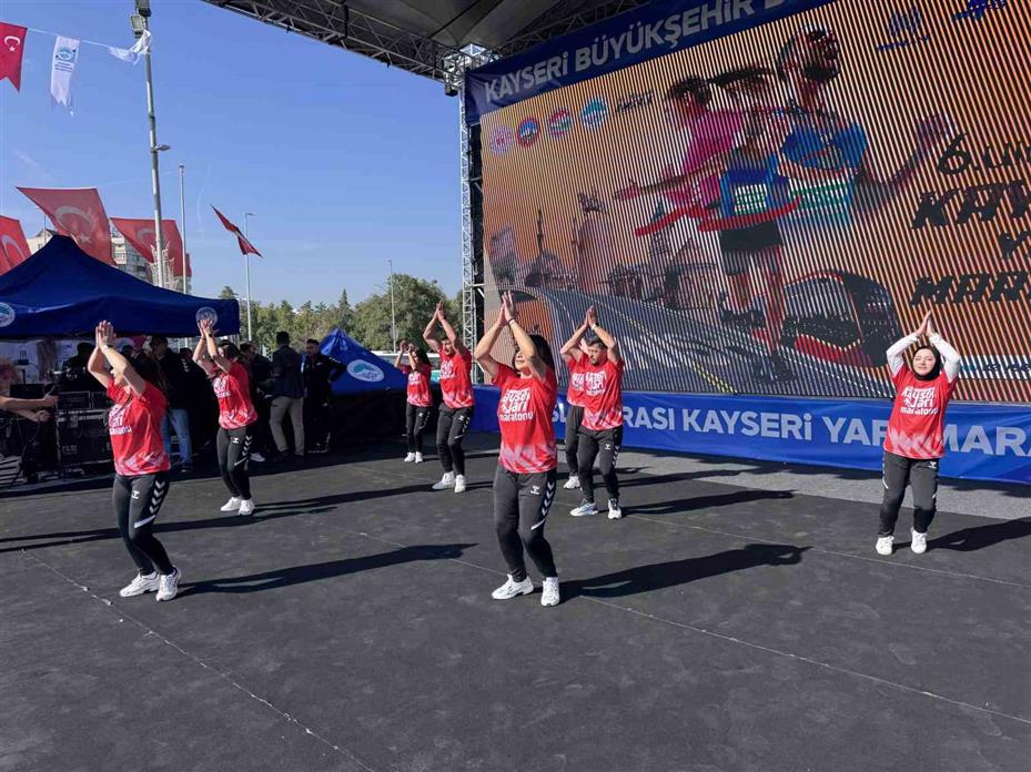 Kayseri 6. Yarı Maraton’da Halk Koşusu protokolün startı ile başladı