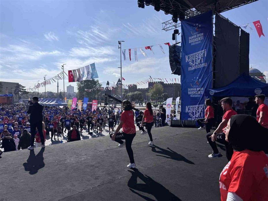 Kayseri 6. Yarı Maraton’da Halk Koşusu protokolün startı ile başladı