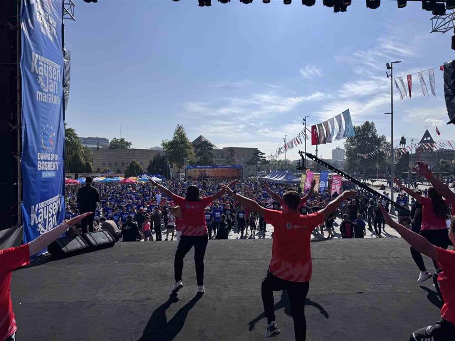 Kayseri 6. Yarı Maraton’da Halk Koşusu protokolün startı ile başladı