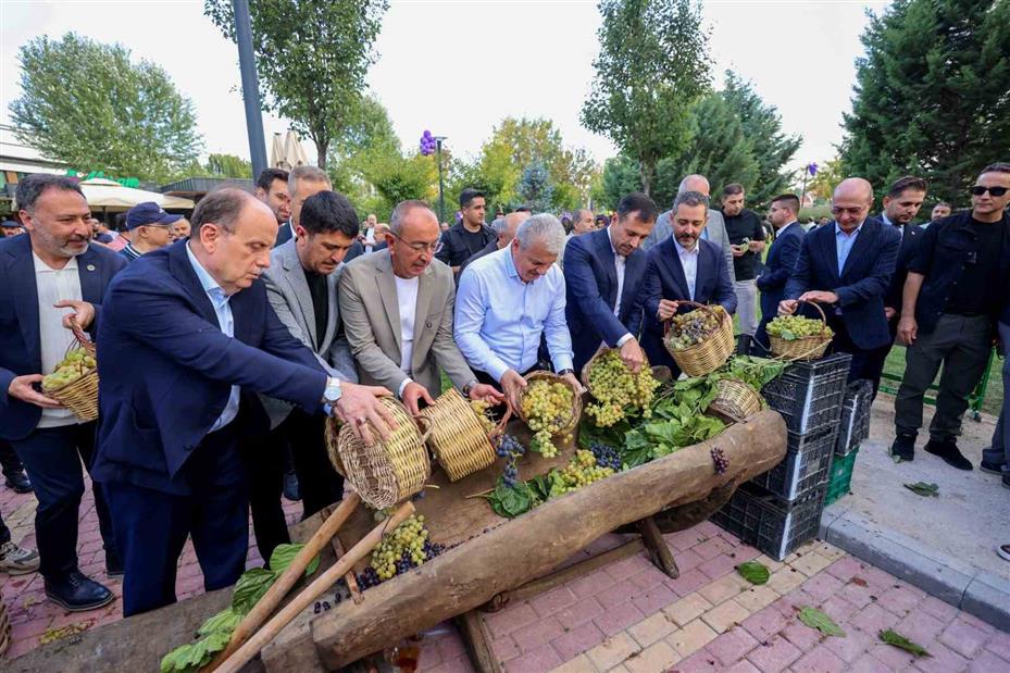 Konya Meram’da önce bağbozumu ardından pekmezler kaynatıldı