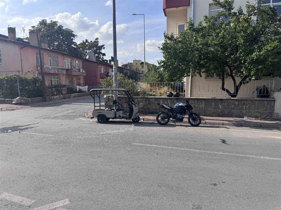 Motosiklet ile mobilet çarpıştı: 7 yaralı
