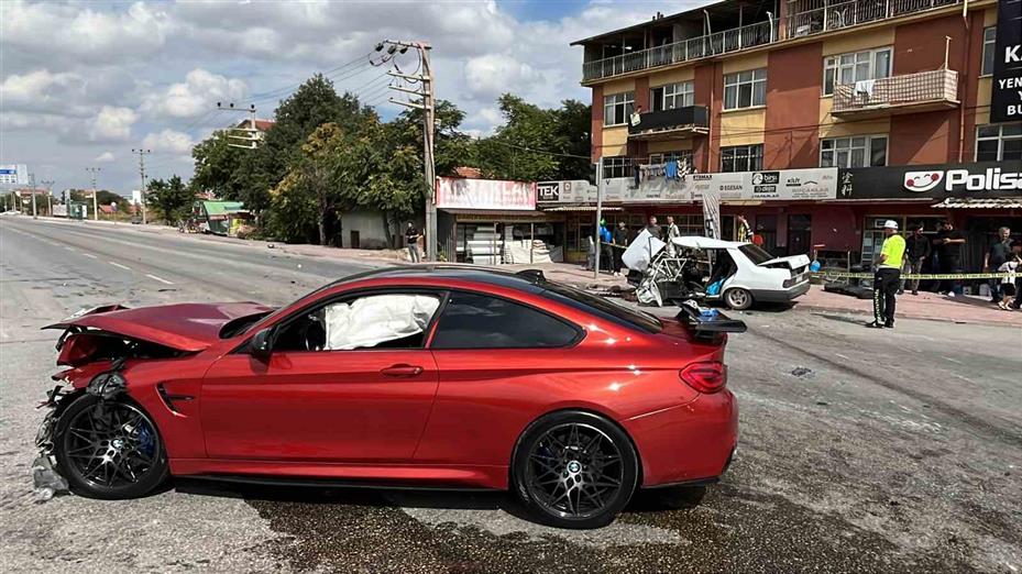 Otomobiller çarpıştı, Tofaş hurdaya döndü: 3’ü ağır 4 yaralı