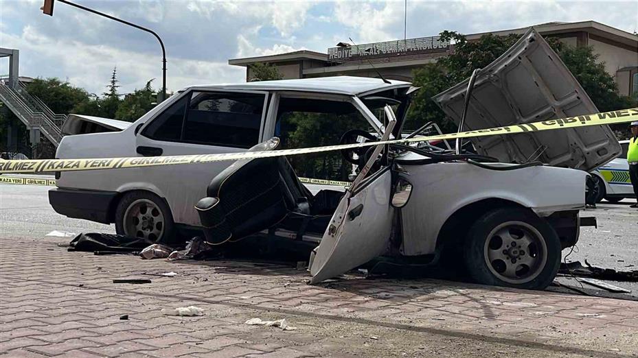 Otomobiller çarpıştı, Tofaş hurdaya döndü: 3’ü ağır 4 yaralı