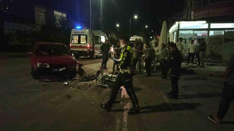 Otomobil ile motosiklet çarpıştı: 3 yaralı