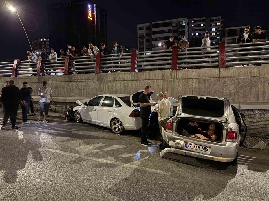 Kayseri’de 3 otomobilin karıştığı kazada 2 sürücü yaralandı
