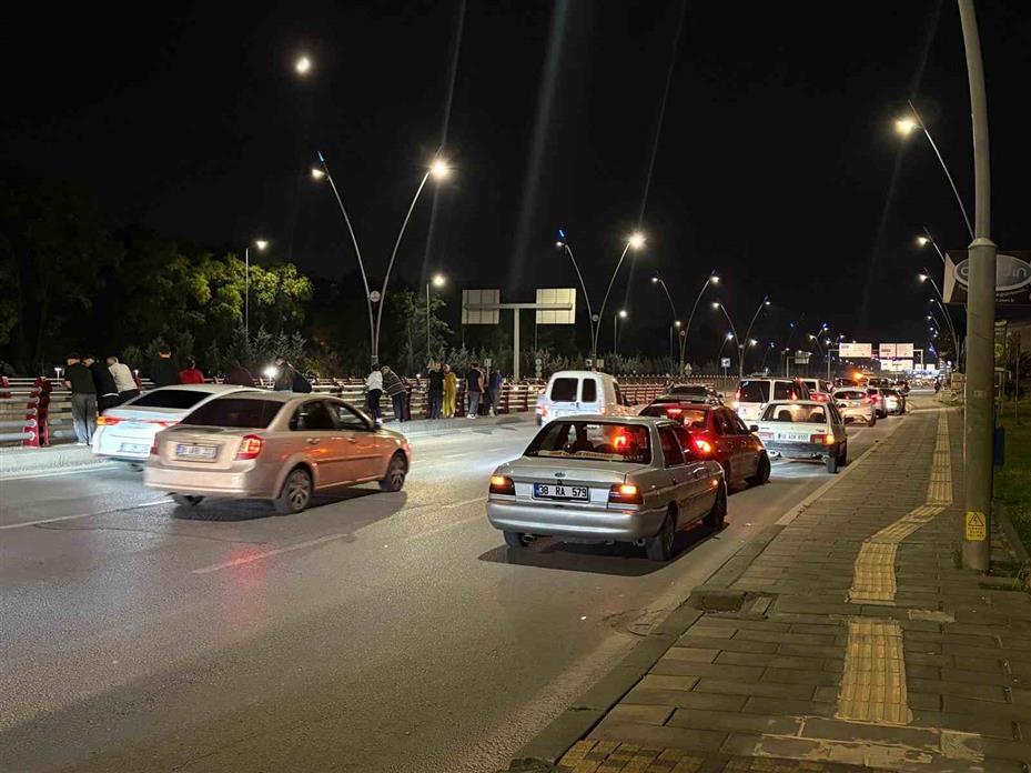 Kayseri’de 3 otomobilin karıştığı kazada 2 sürücü yaralandı