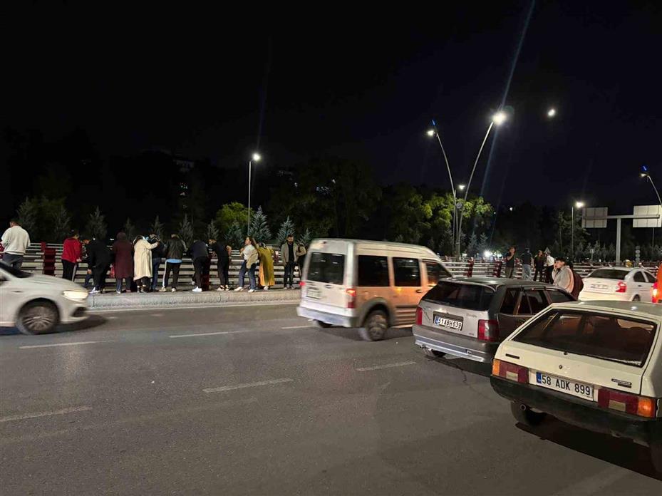 Kayseri’de 3 otomobilin karıştığı kazada 2 sürücü yaralandı