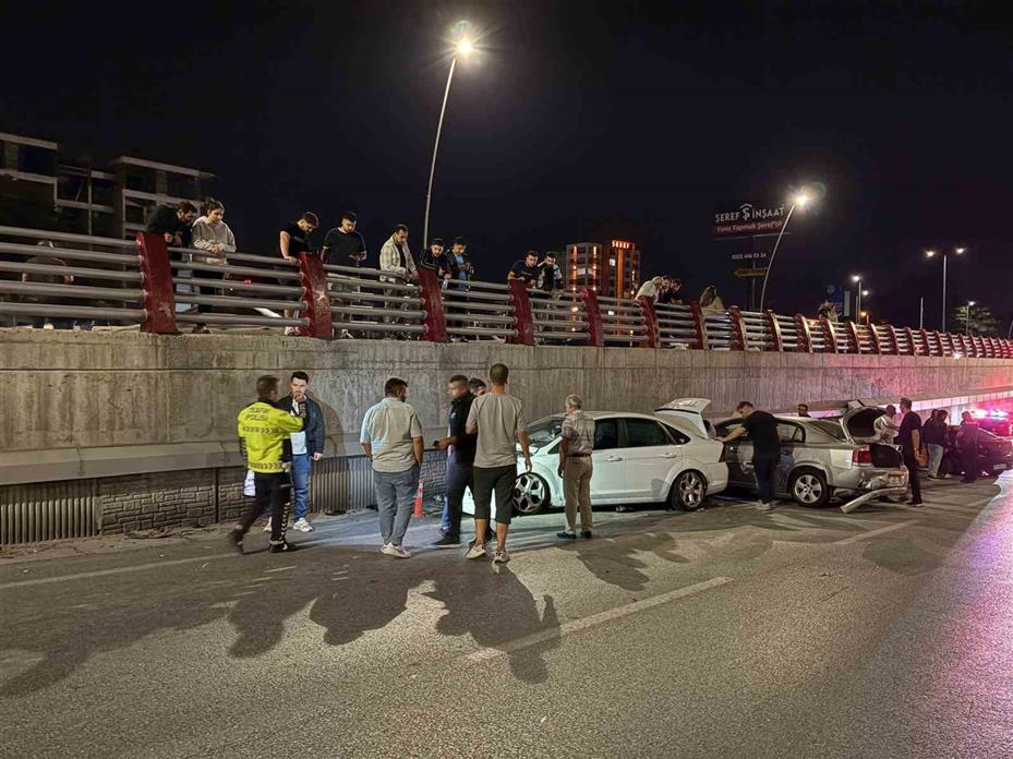 Kayseri’de 3 otomobilin karıştığı kazada 2 sürücü yaralandı