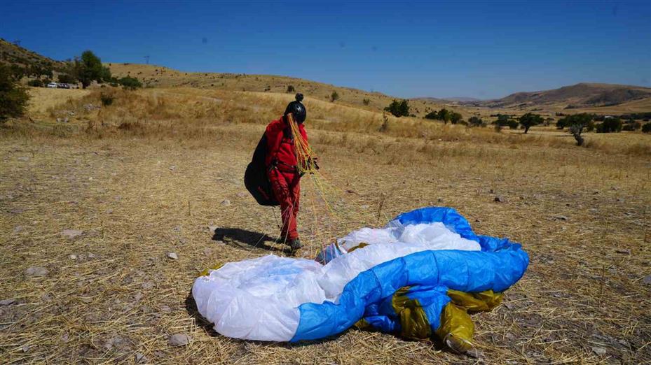 Önce Türkiye’nin zirvelerine tırmanıyor, sonra gökyüzüne süzülüyor
