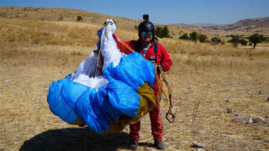 Önce Türkiye’nin zirvelerine tırmanıyor, sonra gökyüzüne süzülüyor