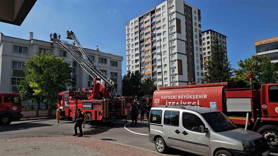 Öğrenci yurdunun çatısında çıkan yangın söndürüldü
