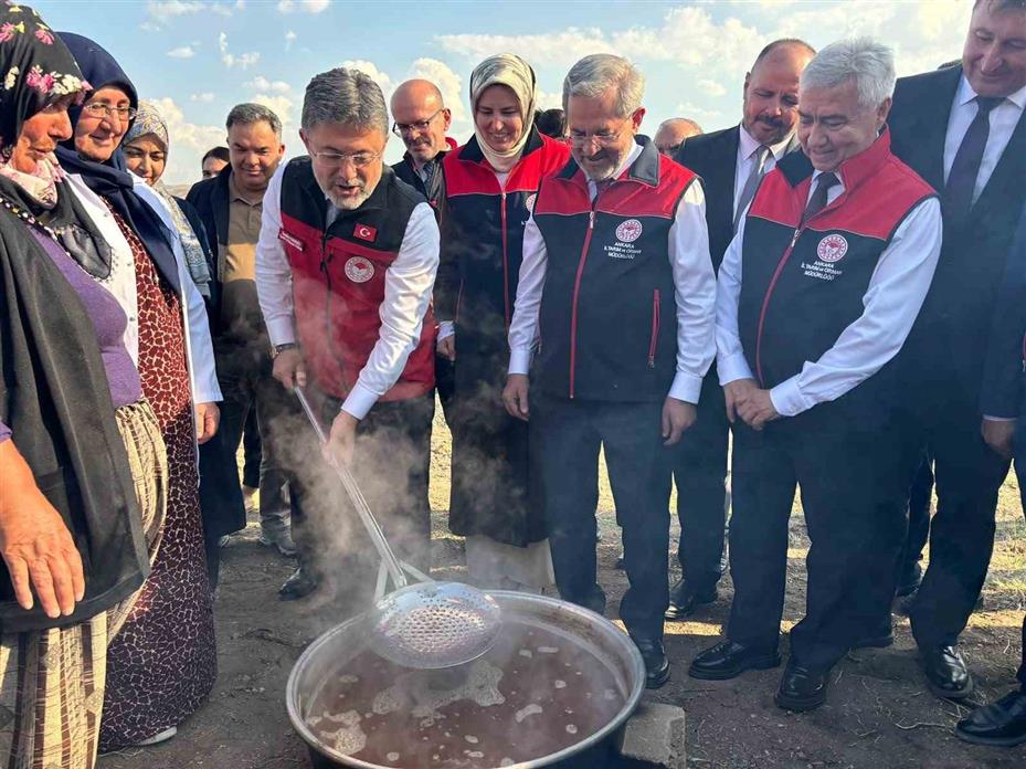 Bakan Yumaklı: "3 milyon 850 bin tonluk bir üzüm üretimi ülkemizde gerçekleşmiş olacak"
