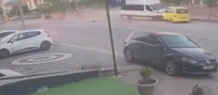 Freni patlayan minibüs taksiyi önüne kattı, direğe çarparak durabildi: 1 yaralı