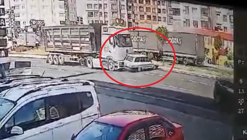 Kayseri’de tırla çarpışan otomobilin takla attığı kaza kamerada