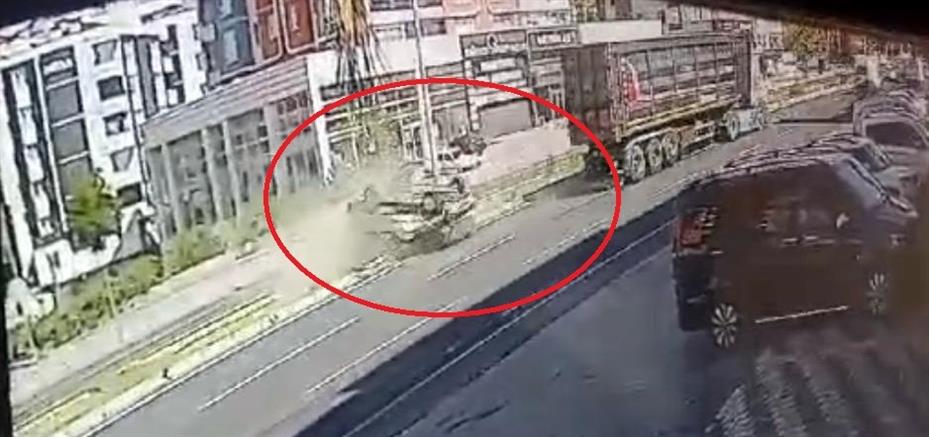 Kayseri’de tırla çarpışan otomobilin takla attığı kaza kamerada