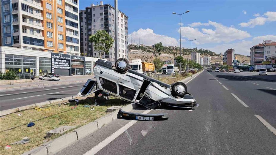 Kayseri’de tırla çarpışan otomobilin takla attığı kaza kamerada