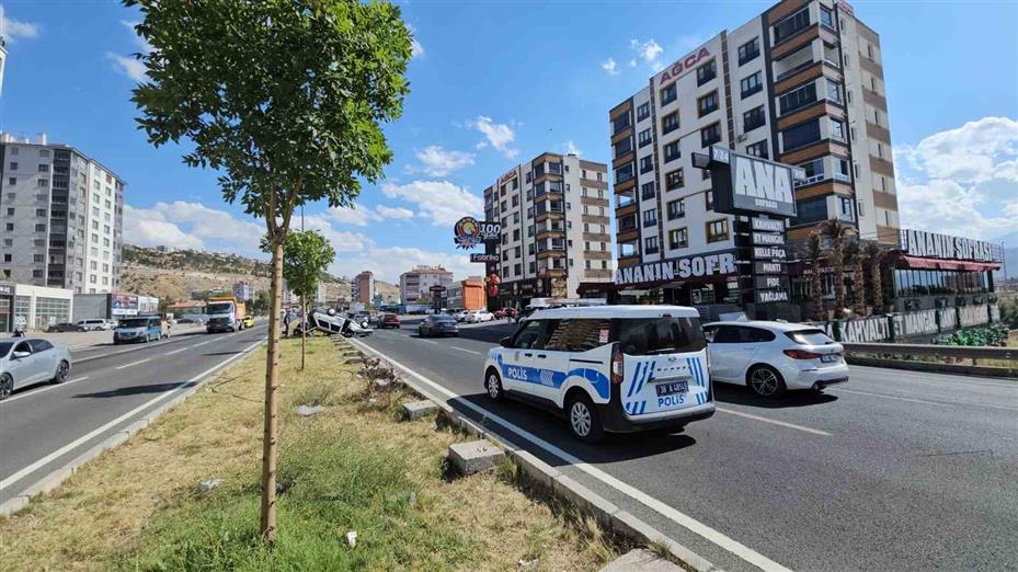 Kayseri’de tırla çarpışan otomobilin takla attığı kaza kamerada