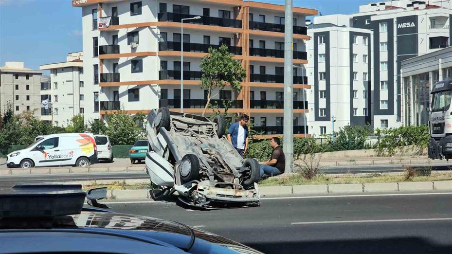 Kayseri’de tırla çarpışan otomobilin takla attığı kaza kamerada