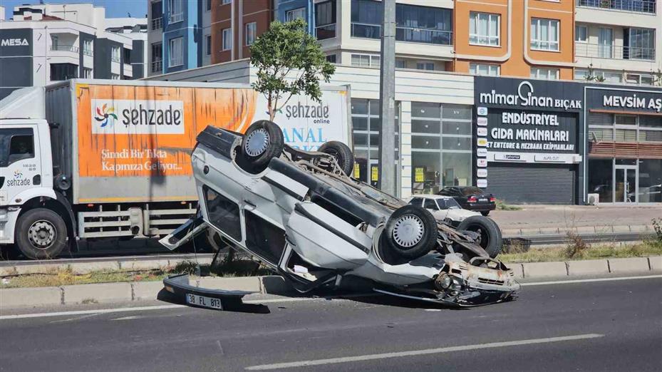 Kayseri’de tırla çarpışan otomobilin takla attığı kaza kamerada