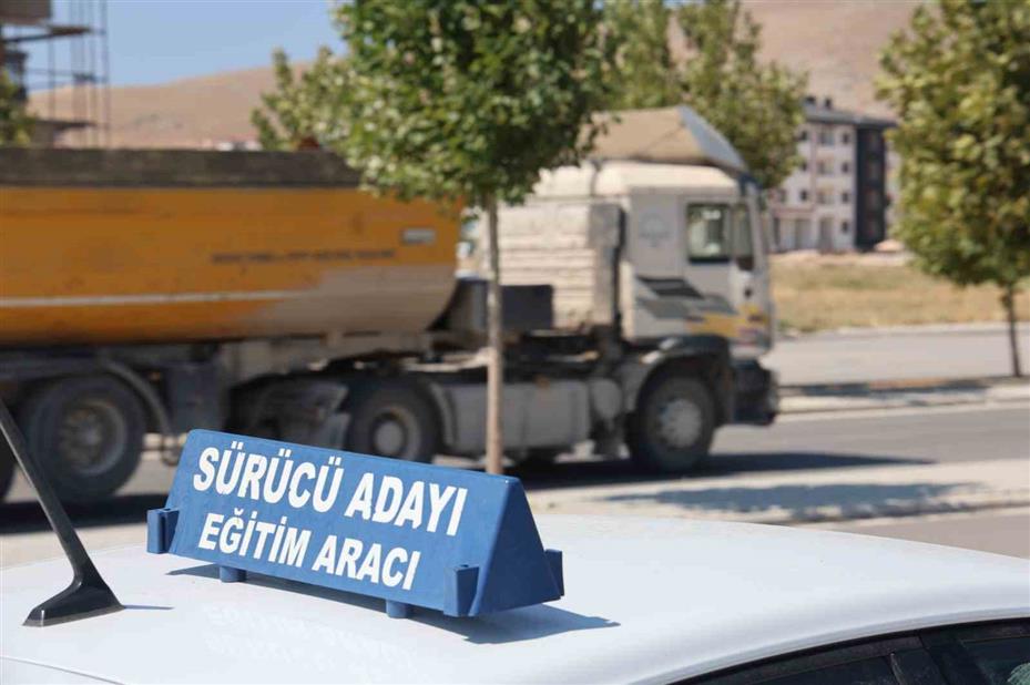 Ehliyet sınavlarında yeni dönem hazırlığı: "Amaç ezber değil, gerçek sürücülük becerisi"