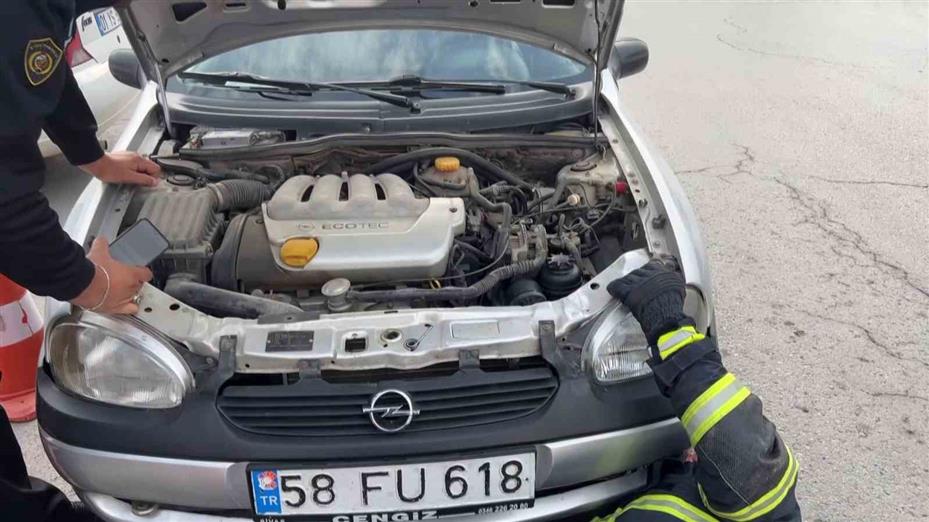 Kaputta sıkışan yavru kedinin imdadına itfaiye yetişti