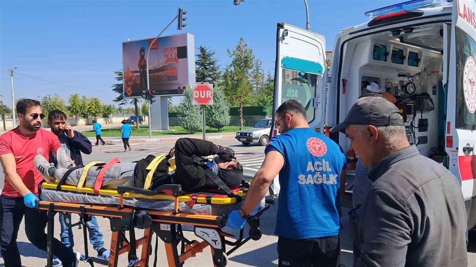 Karaman’da patates yüklü kamyonetle motokurye çarpıştı: 1 yaralı