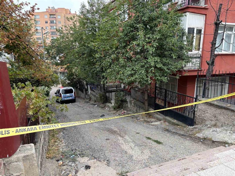 (Düzeltme) Ankara’da üç arkadaşını öldürüp intihar eden zanlının komşusu: "Polislere, ’Üç kişiyi öldürdüm, beni uyuşturucuya alıştırdılar, müebbet hapis yatamam’ dedi"