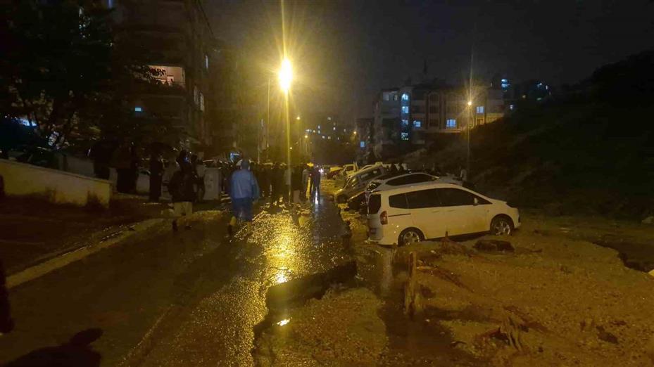 Ankara’da yol çöktü, onlarca araç mahsur kaldı