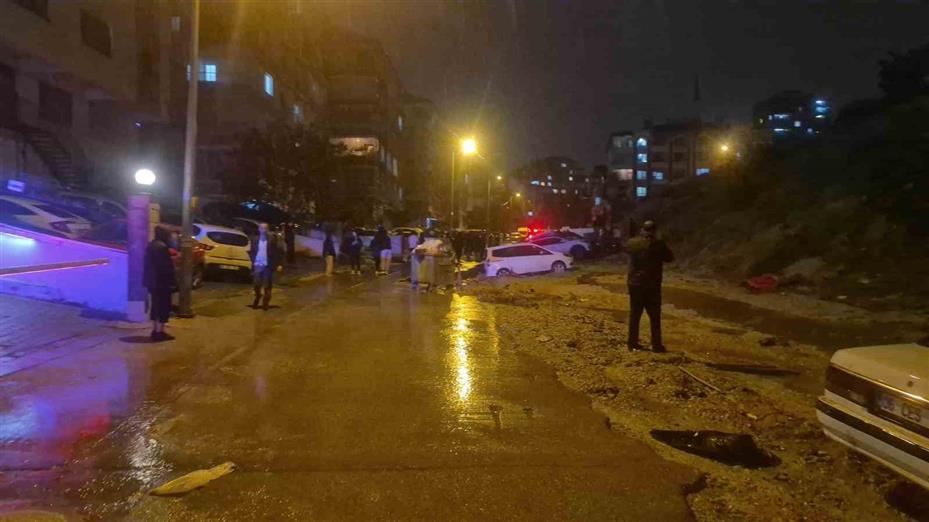 Ankara’da yol çöktü, onlarca araç mahsur kaldı