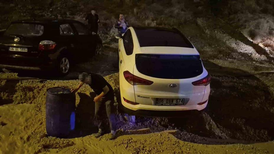 Ankara’da yol çöktü, onlarca araç mahsur kaldı
