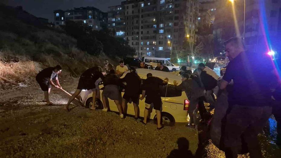 Ankara’da yol çöktü, onlarca araç mahsur kaldı