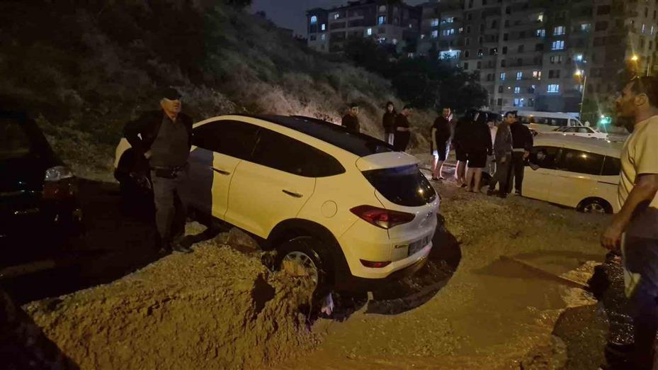 Ankara’da yol çöktü, onlarca araç mahsur kaldı