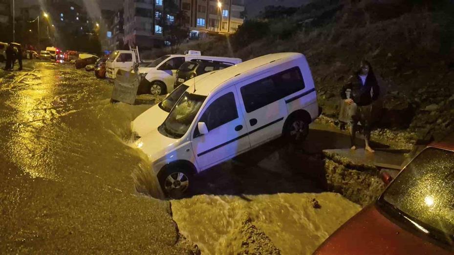 Ankara’da yol çöktü, onlarca araç mahsur kaldı