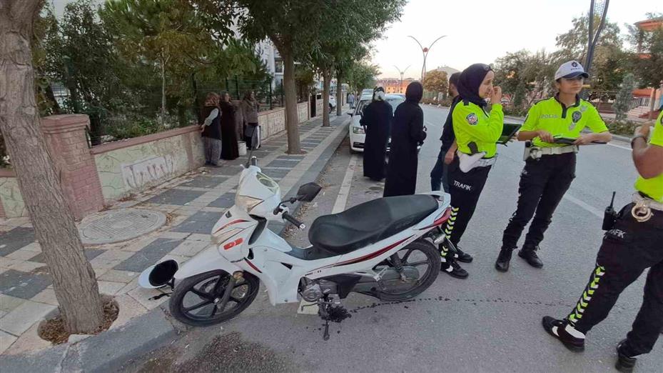 Karaman’da otomobilin kapısına çarpan motosiklet devrildi: 2 yaralı