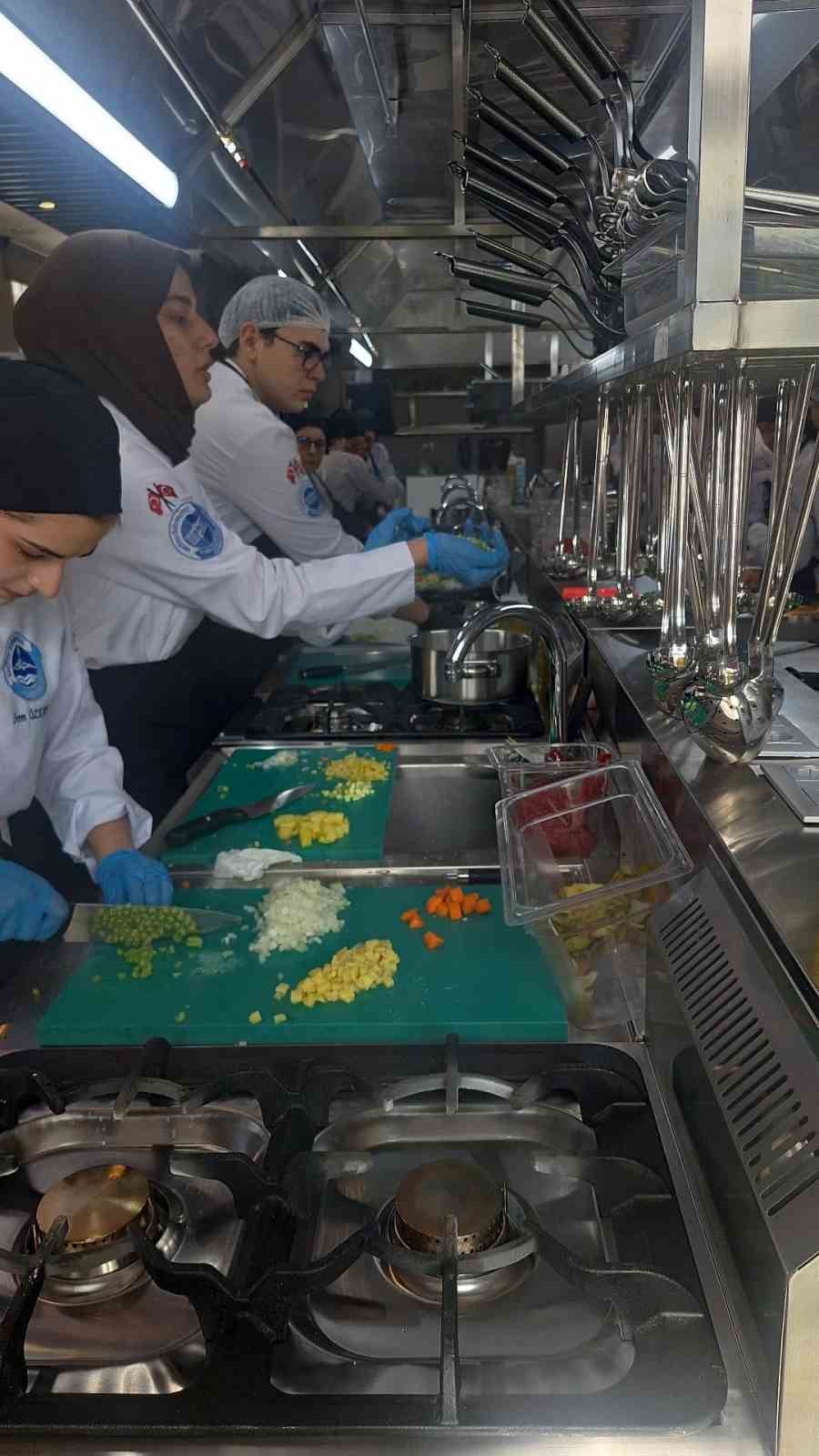 Kayseri Mutfak Akademisi’nde üniversite öğrencilerine uygulamalı gastronomi eğitimi