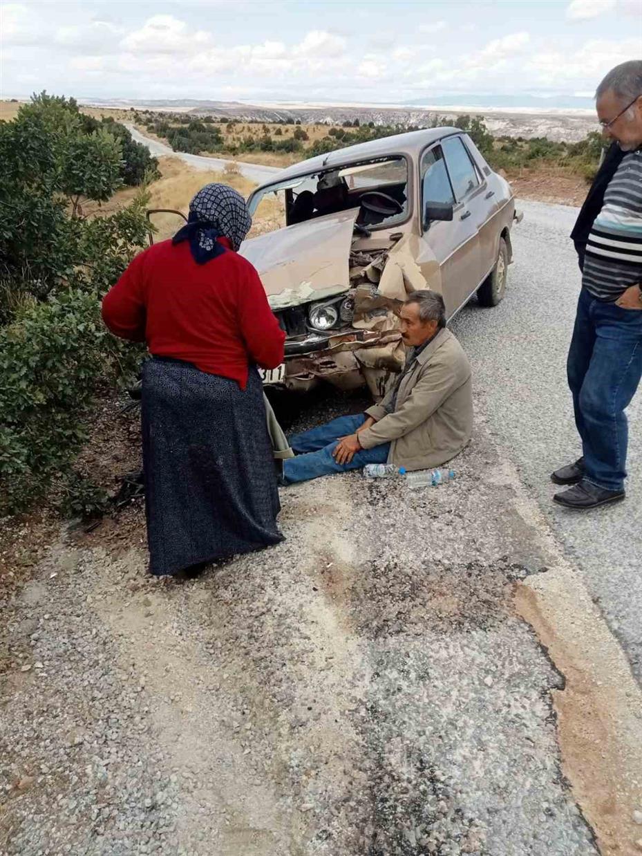 Sivrihisar’da otomobiller kafa kafaya çarpıştı: 1’i ağır 2 yaralı