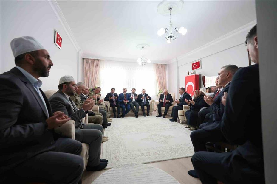Bakan Güler, şehit Jandarma Er Emin Polat’ın baba ocağını ziyaret etti