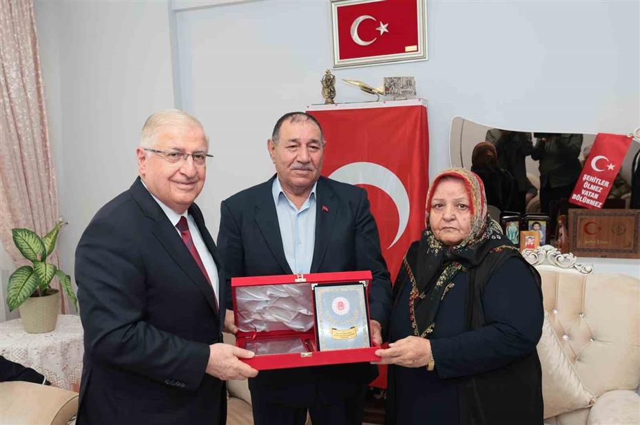 Bakan Güler, şehit Jandarma Er Emin Polat’ın baba ocağını ziyaret etti