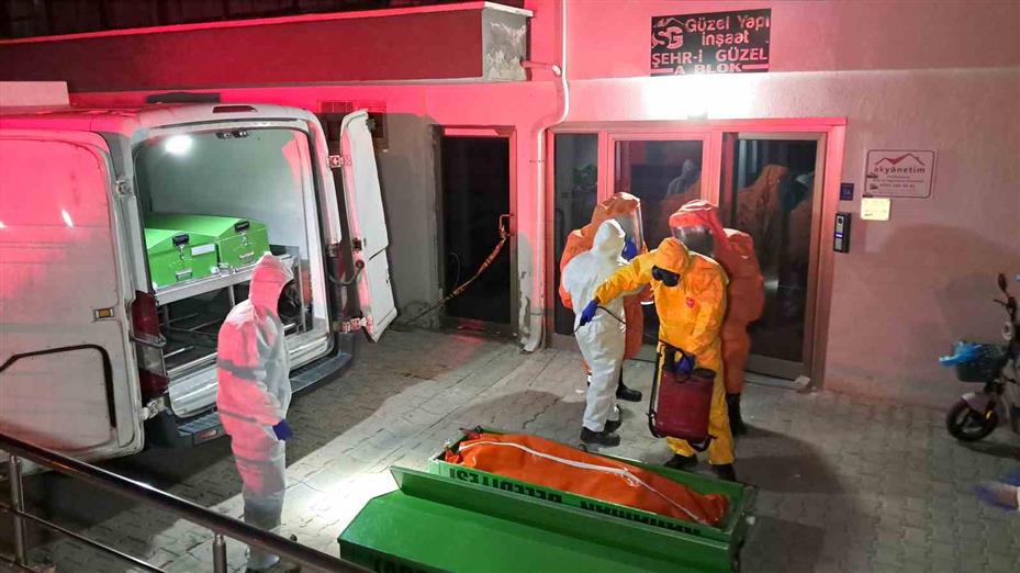 "Siyanür var, girmeyin" notu bulunan dairede ölü bulunan çiftin olayında cinayet ve intihar şüphesi