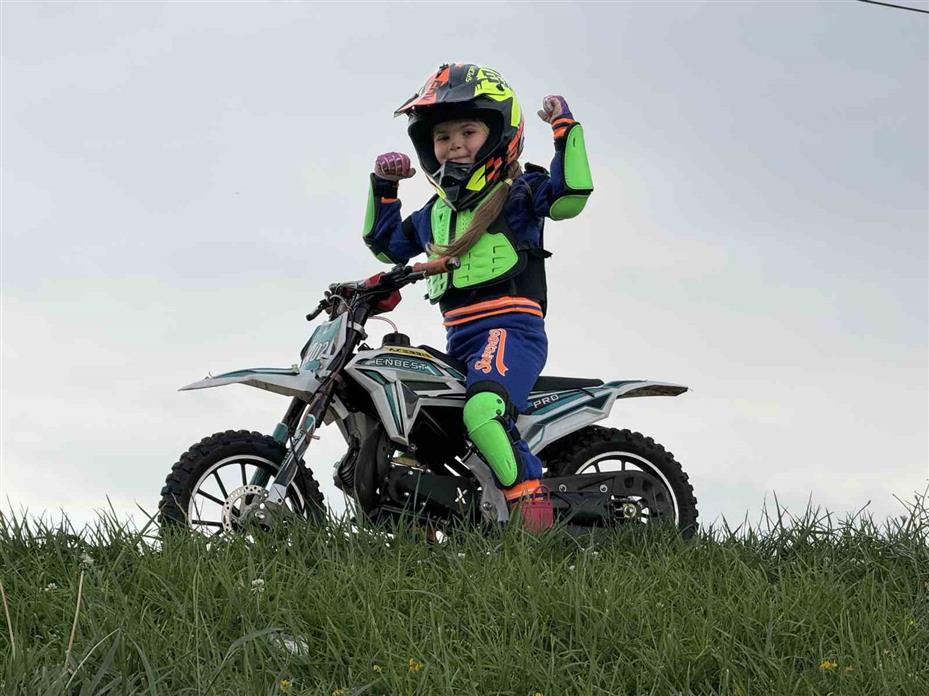 Minik İkra motosiklet ile tepeleri aşıyor, Zayn ile yarışmak istiyor