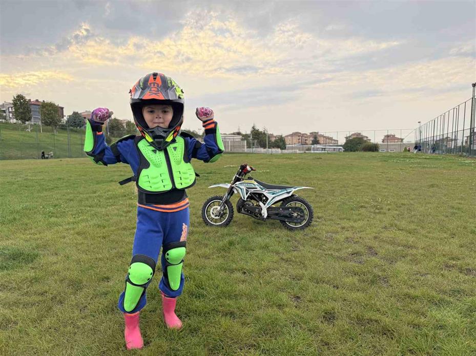 Minik İkra motosiklet ile tepeleri aşıyor, Zayn ile yarışmak istiyor