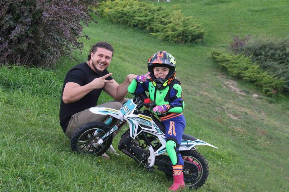 Minik İkra motosiklet ile tepeleri aşıyor, Zayn ile yarışmak istiyor