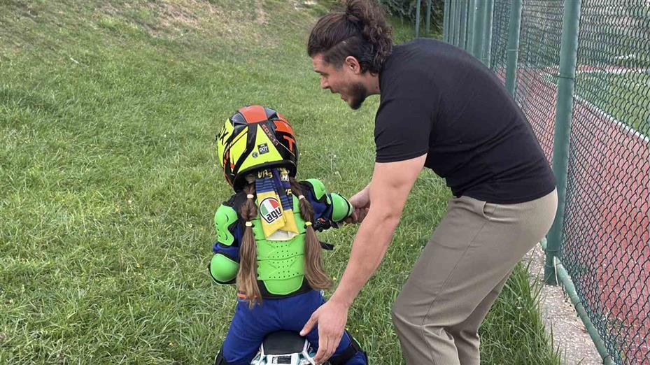 Minik İkra motosiklet ile tepeleri aşıyor, Zayn ile yarışmak istiyor