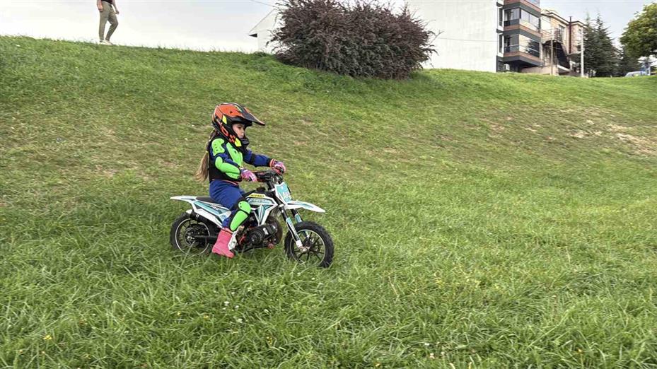 Minik İkra motosiklet ile tepeleri aşıyor, Zayn ile yarışmak istiyor