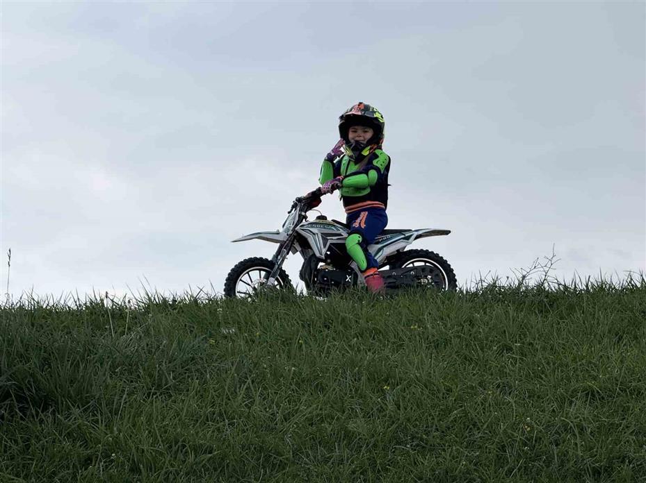 Minik İkra motosiklet ile tepeleri aşıyor, Zayn ile yarışmak istiyor