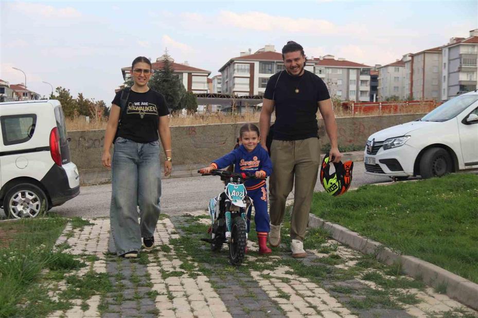Minik İkra motosiklet ile tepeleri aşıyor, Zayn ile yarışmak istiyor