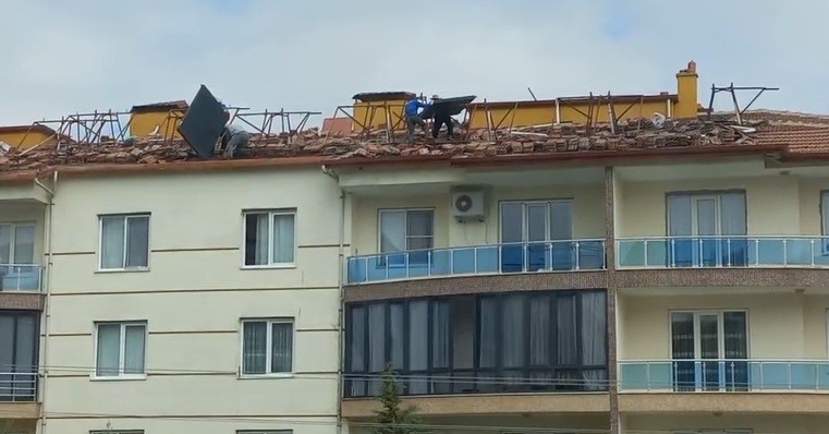 İş güvenliğine aldırmadan çatıda canlarını hiçe sayarak çalıştılar