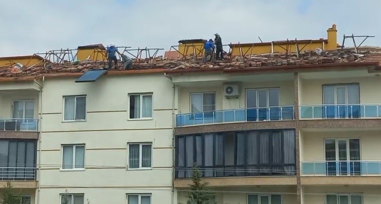 İş güvenliğine aldırmadan çatıda canlarını hiçe sayarak çalıştılar